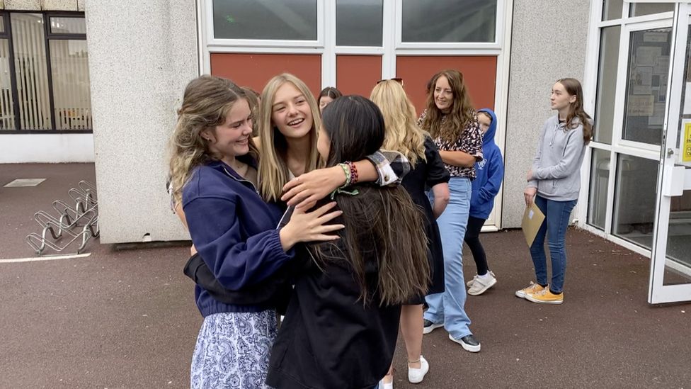 Девушки празднуют результаты GCSE