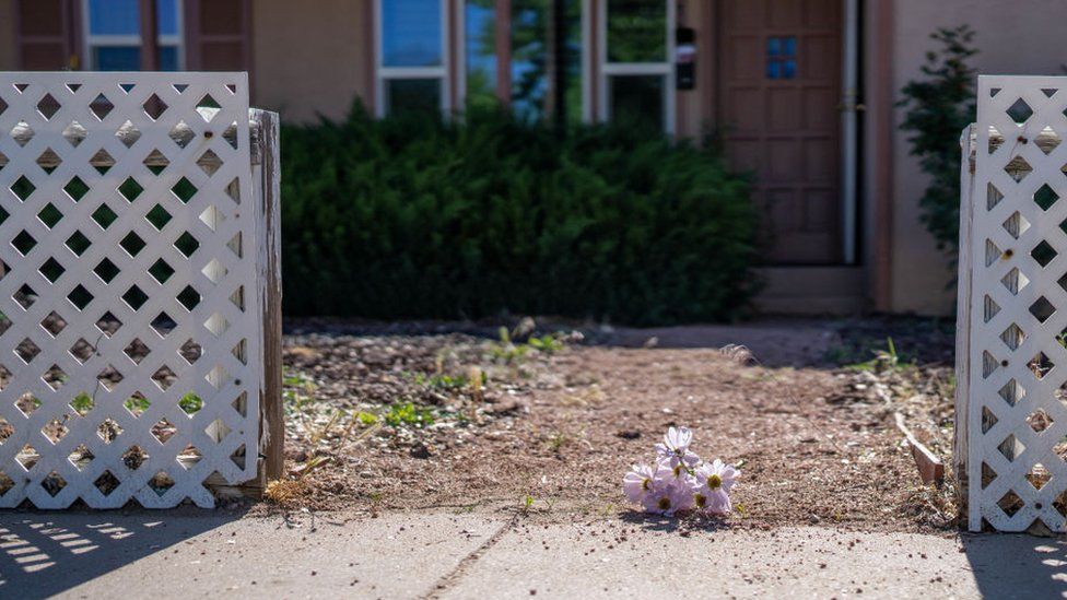 Дом, в котором подозреваемый стрелял во время стрельбы в Фармингтоне, штат Нью-Мексико