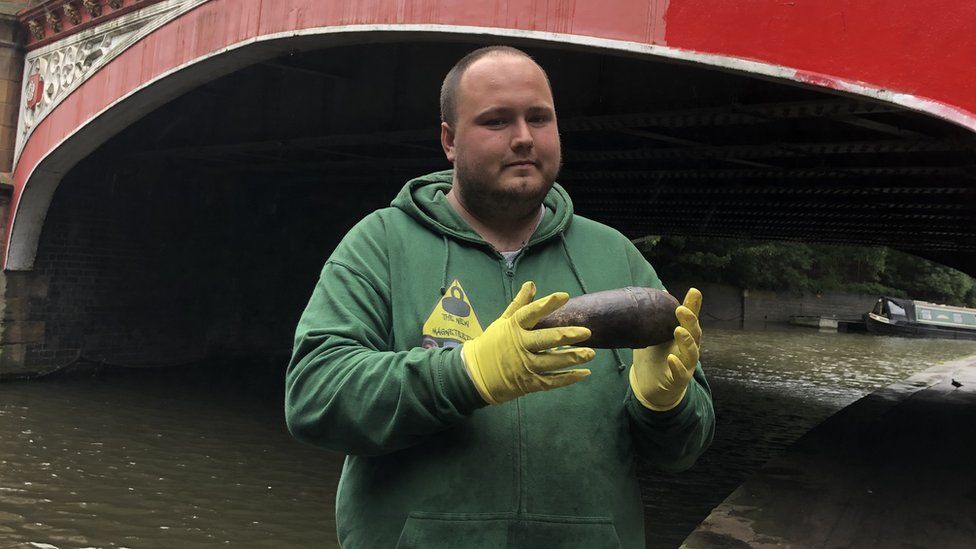 Magnet fishermen pull cannon from River Don in Sheffield - BBC News