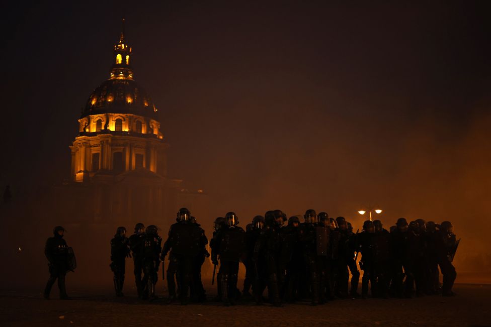 Policia franceze e trazirave gjatë përleshjeve ndërsa mijëra protestues marrin pjesë në një demonstratë kundër reformës së qeverisë për sistemin e pensioneve, në Paris, Francë, 31 janar 2023.
