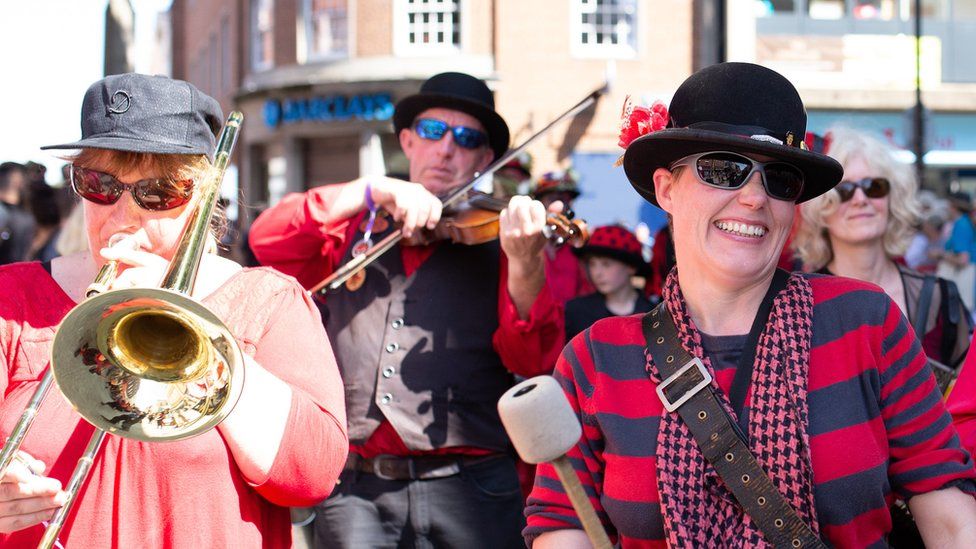 Businesses hope for Shrewsbury Folk Festival boost - BBC News