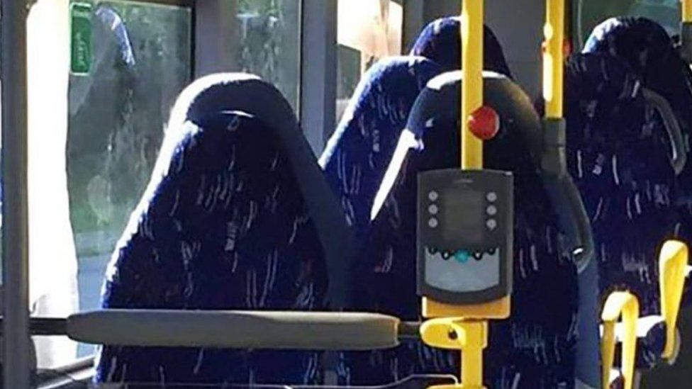 Фотография автобусных сидений, которые некоторые люди считают похожими на женщин в парандже