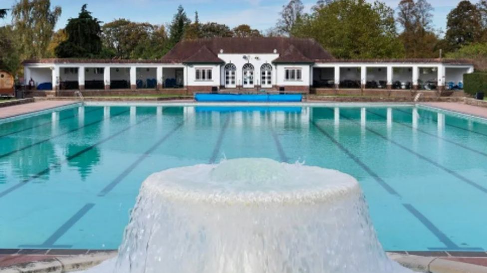 Sandford Parks Lido in Cheltenham opens for summer season - BBC News