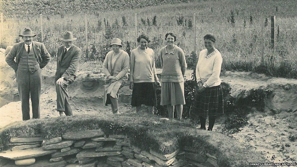 Four women and Prof Gordon Childe