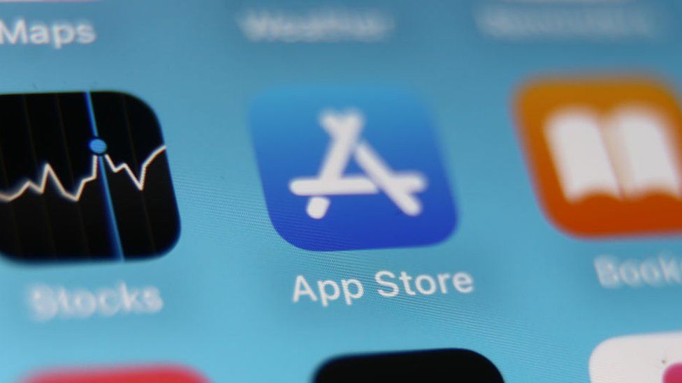 Логотип приложения Apple App Store отображается рядом с другими приложениями на экране