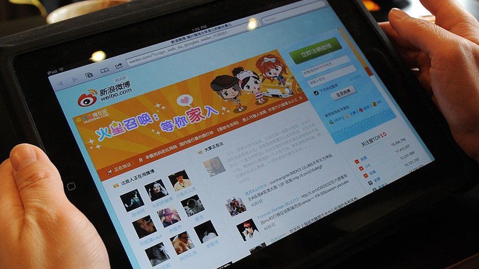 Woman viewing the Sina Weibo website on a tablet