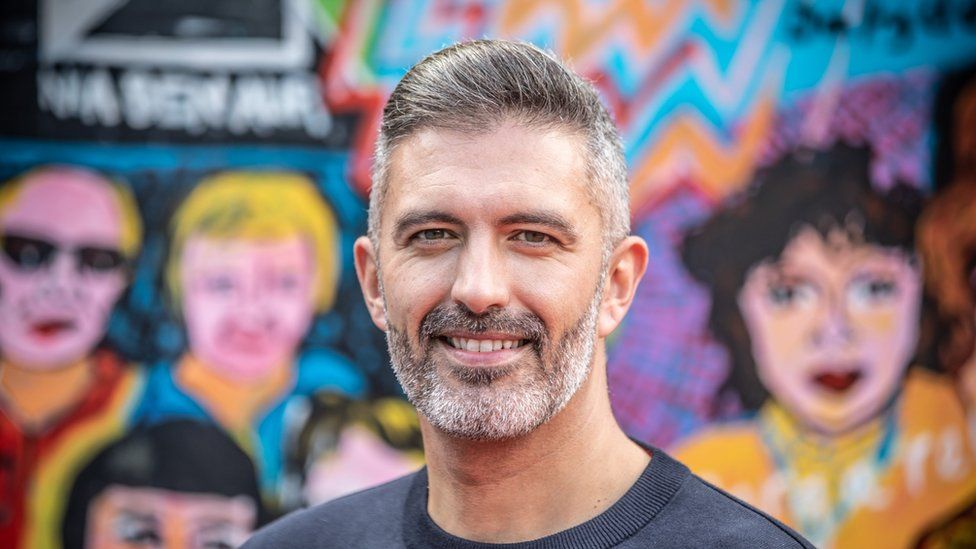 Dylan Morris Canwr grŵp Côrona yn gwireddu breuddwyd BBC Cymru Fyw