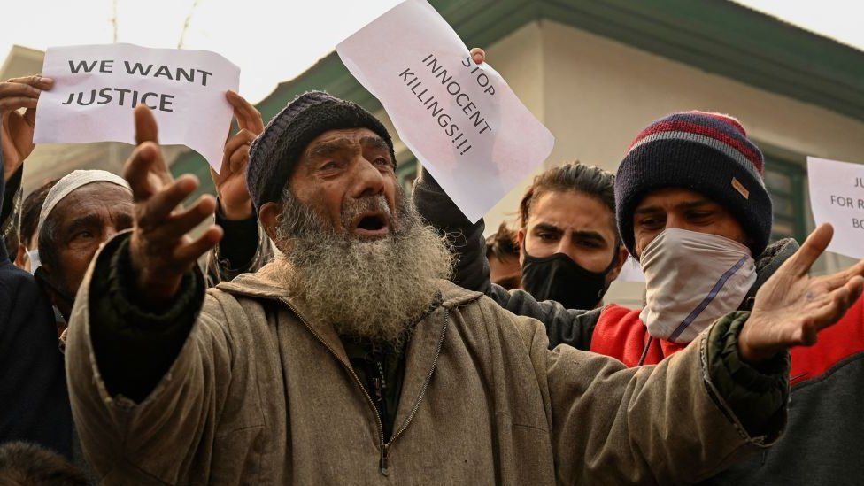 Родственники убитого мирного жителя Мудасира Ахмеда во время демонстрации в Шринагаре 17 ноября 2021 года.