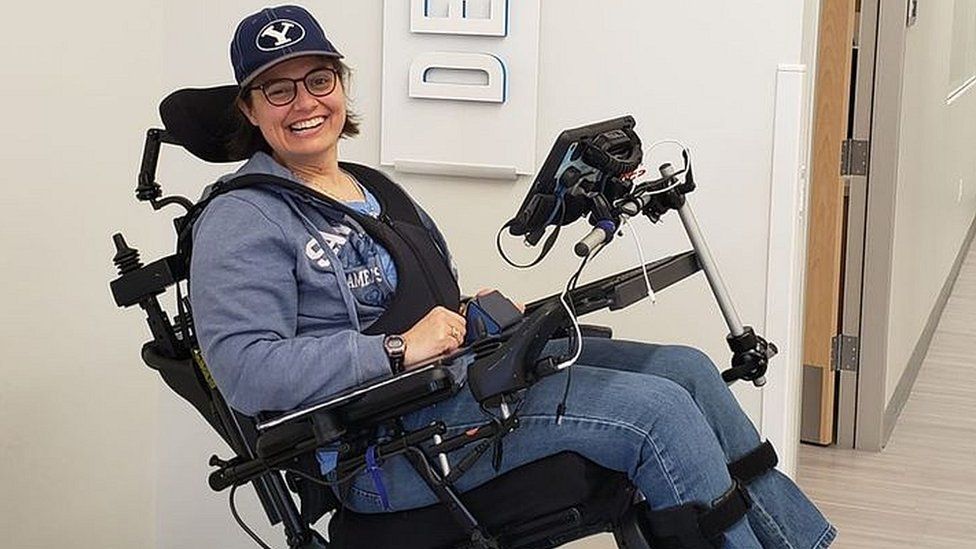 Sarah en fauteuil roulant en souriant