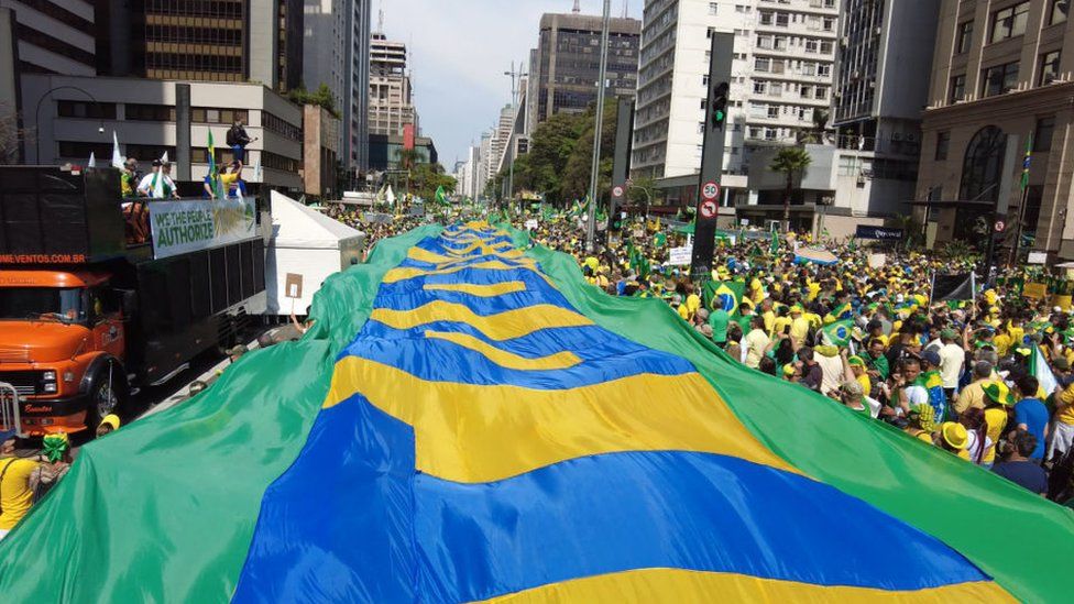 Сторонники президента Бразилии Жаира Болсонару размахивают флагами во время демонстрации в День независимости Бразилии на авеню Паулиста 7 сентября 2021 года в Сан-Паулу, Бразилия.