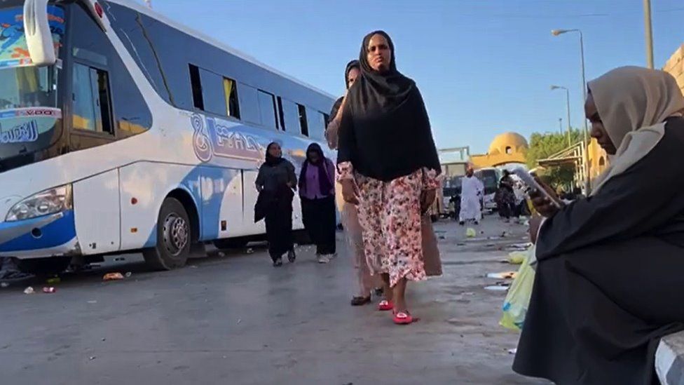 Люди ждут, когда транспорт отправится из Судана