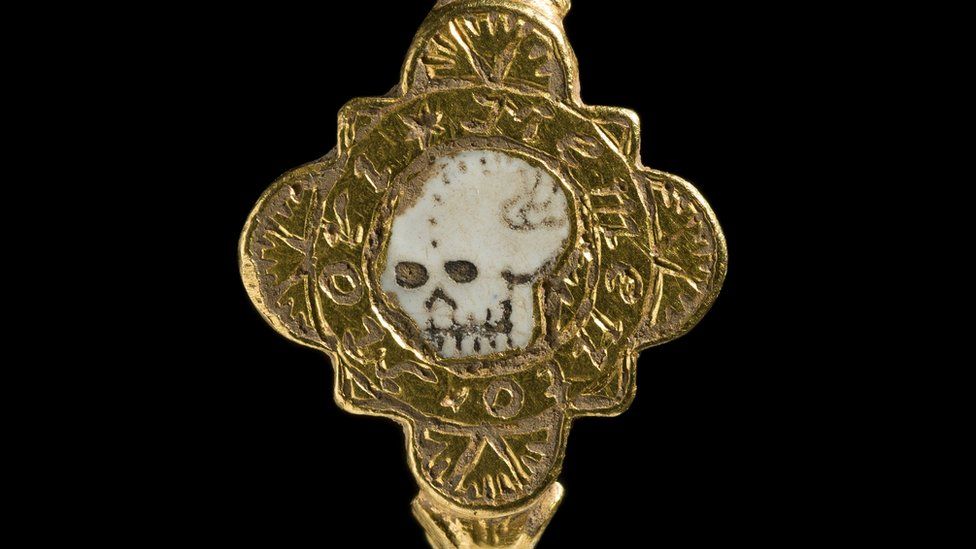 Gold ring with engraved skull