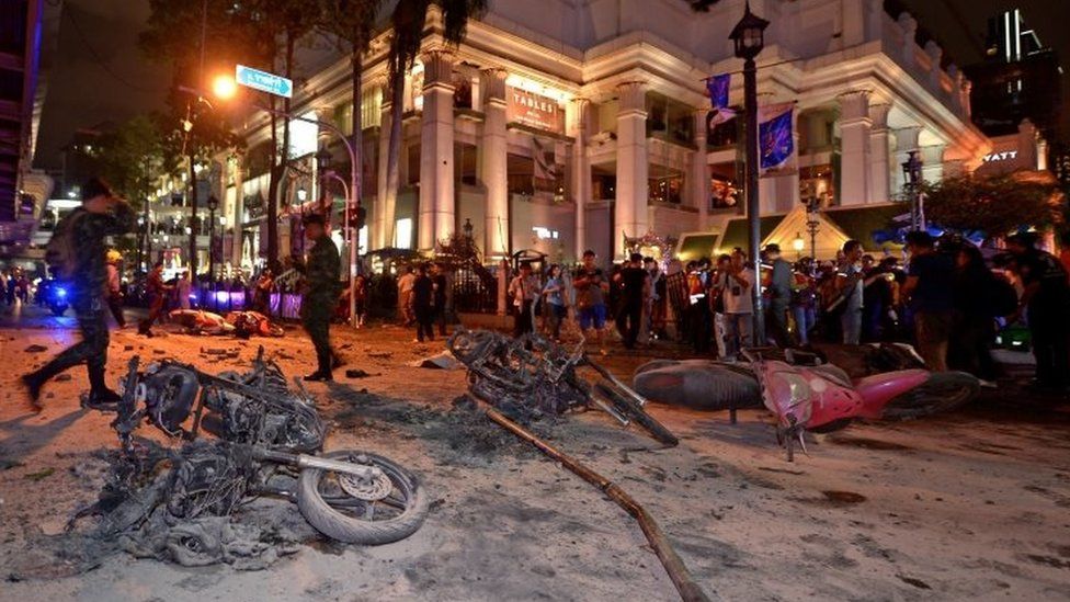Thai soldiers inspect the scene after a bomb exploded outside the Erawan shrine in central Bangkok (17 August 2015)