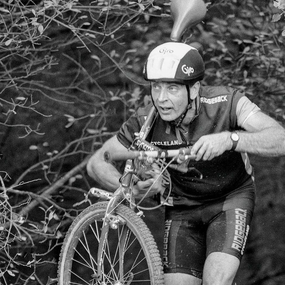 Mick Ives: Death of Coventry 'cycling legend' announced - BBC News