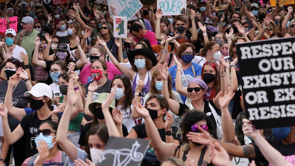 Протестующие принимают участие в Женском марше и митинге за справедливость в отношении абортов в Остине, штат Техас, 2 октября 2021 г.