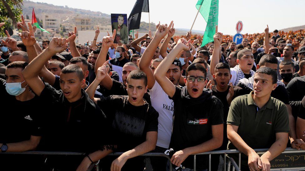 Израильские арабы скандируют лозунги во время акции протеста против волны насильственных преступлений в своих общинах в городе Умм-эль-Фахм на севере Израиля (22 октября 2021 г.)