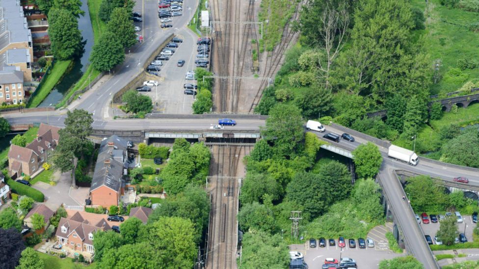 Broxbourne railway bridge works will send drivers on 17 mile