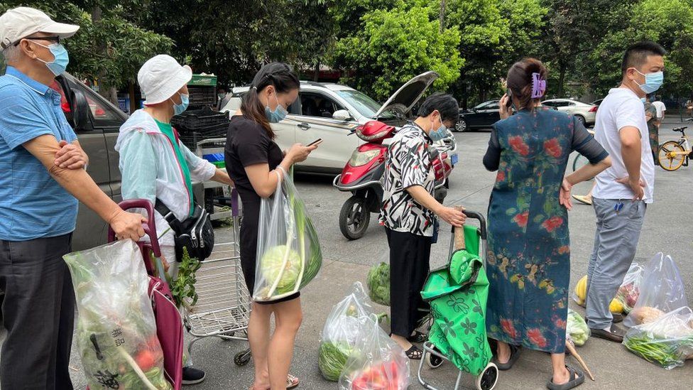 Люди выстраиваются в очередь, чтобы купить овощи в рамках подготовки к карантину из-за COVID-19, 1 сентября 2022 года в Чэнду, провинция Сычуань, Китай.