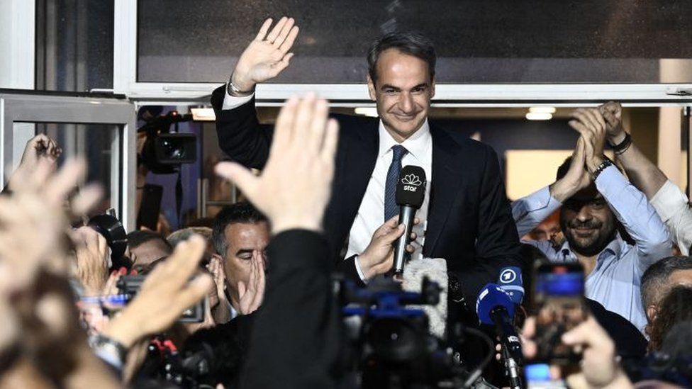 Премьер-министр и лидер партии «Новая демократия» Кириакос Мицотакис празднует со своими сторонниками