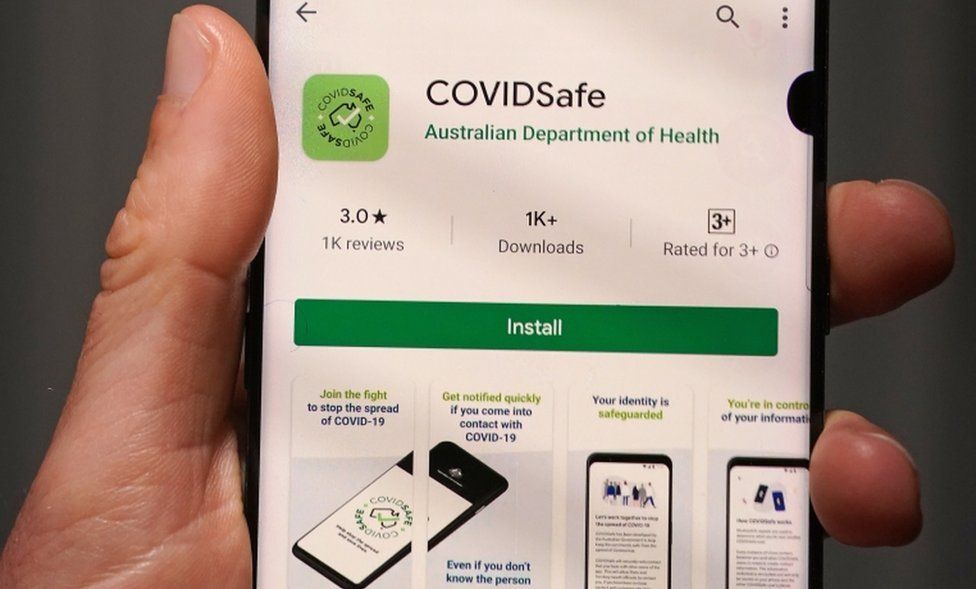 Человек показывает новое добровольное приложение правительства Австралии для отслеживания коронавируса «COVIDSafe» на мобильном телефоне в Мельбурне