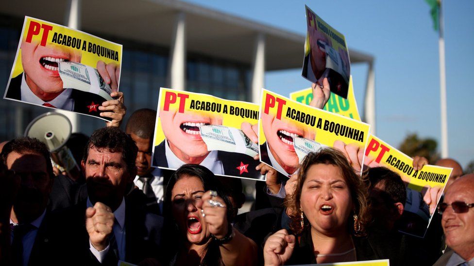Deputies and activists holding placards that read "PT the snacking has ended" during a protest against Dilma Rousseff in Brasilia (12 April 2016)