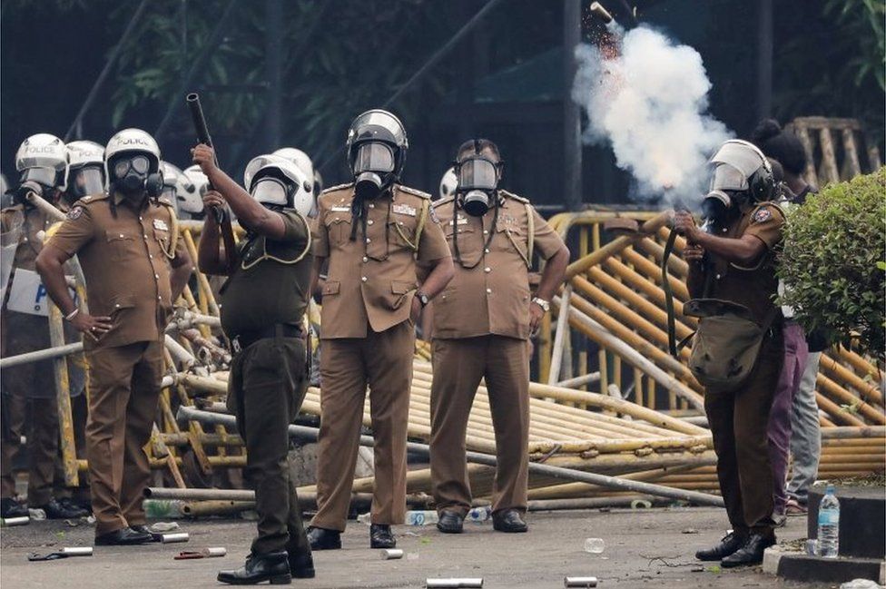 Полицейские пытаются разогнать демонстрантов с помощью слезоточивого газа во время акции протеста у штаб-квартиры полиции Шри-Ланки, на фоне экономического кризиса в стране, в Коломбо, Шри-Ланка, 9 июня 2022 г.