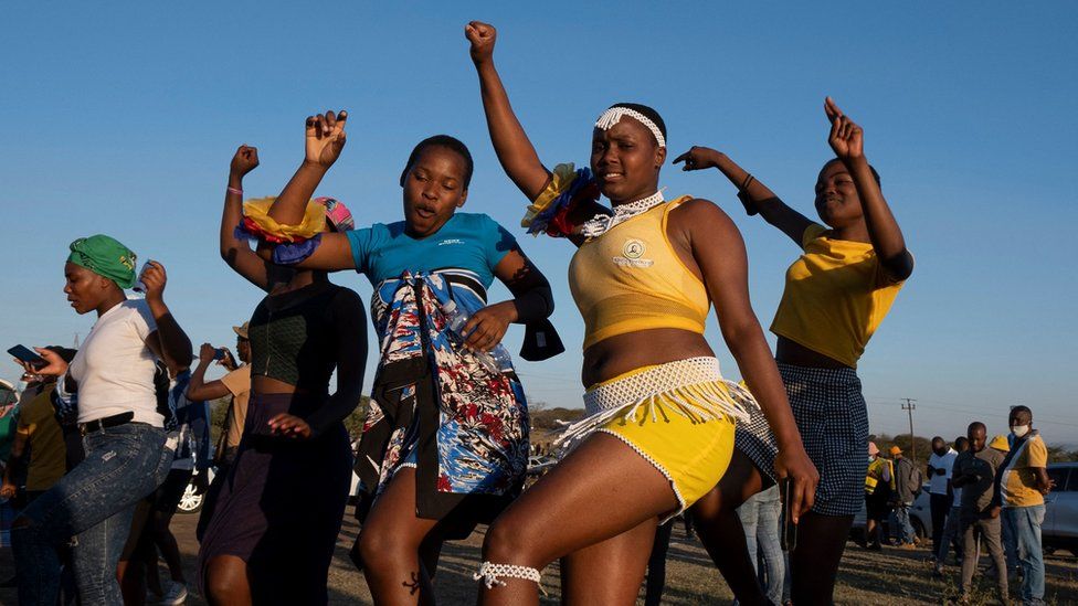 Сторонники танцуют перед сельским домом бывшего президента ЮАР Джейкоба Зумы в Нкандла 3 июля 2021 г.