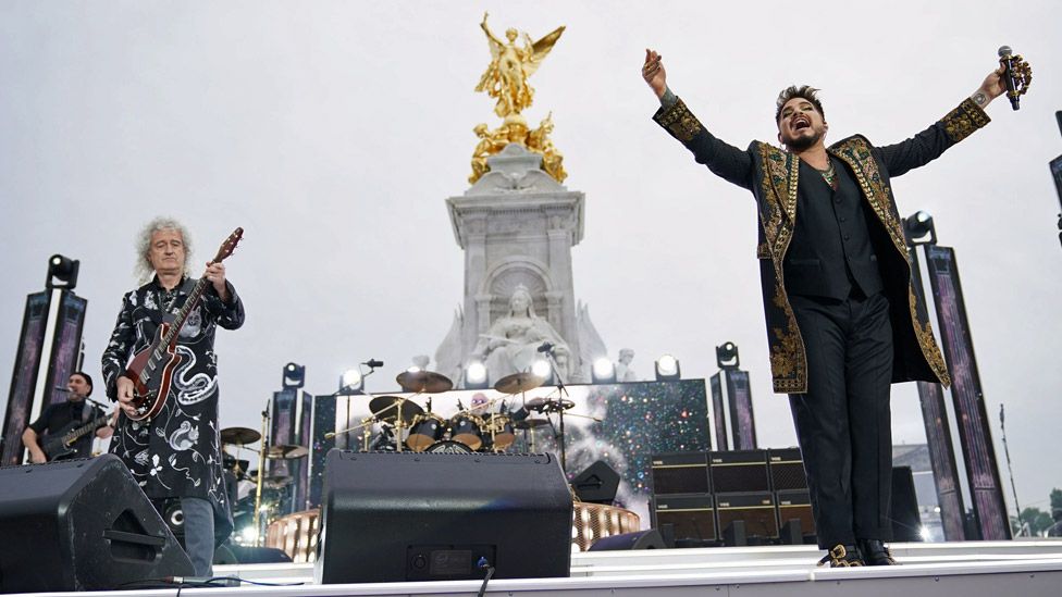 Queen on stage at the Platinum Party at the Palace