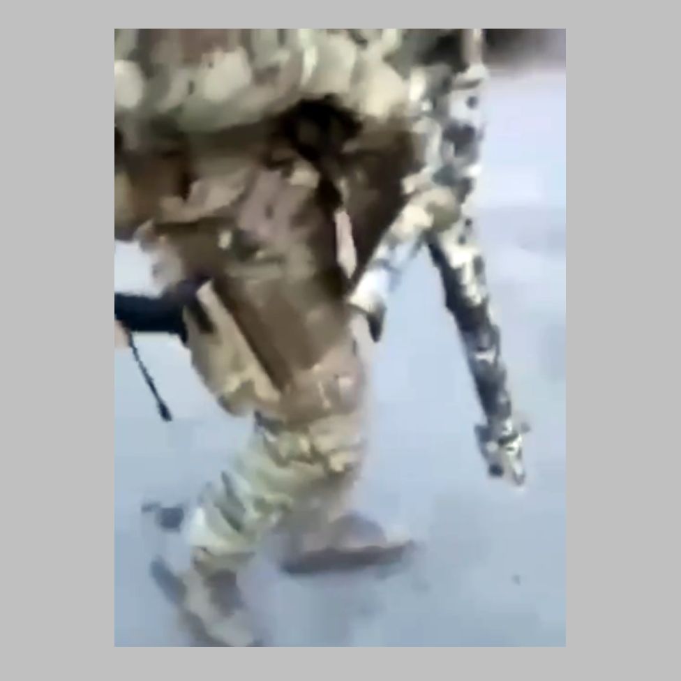 Még mindig a videóból, amelyen egy katona látható, aki álcázott rohamfegyvert hord