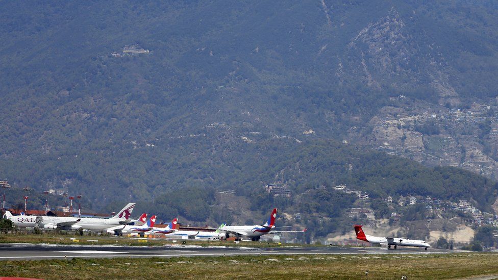 काठमाण्डू विमानस्थलमा पार्किङमा राखिएका विमानहरू