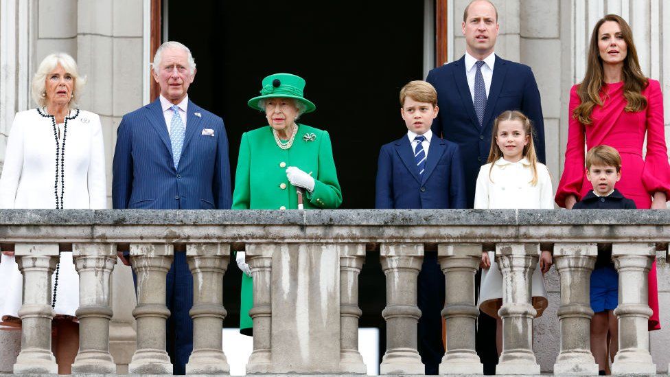 Camilla, Duchess of Cornwall, Prince Charles, Prince of Wales, Queen Elizabeth II, Prince George, Prince William, Duke of Cambridge, Princess Charlotte, Prince Louis, and Catherine, Duchess of Cambridge on the balcony of Buckingham Palace following the Platinum Pageant on June 5, 2022