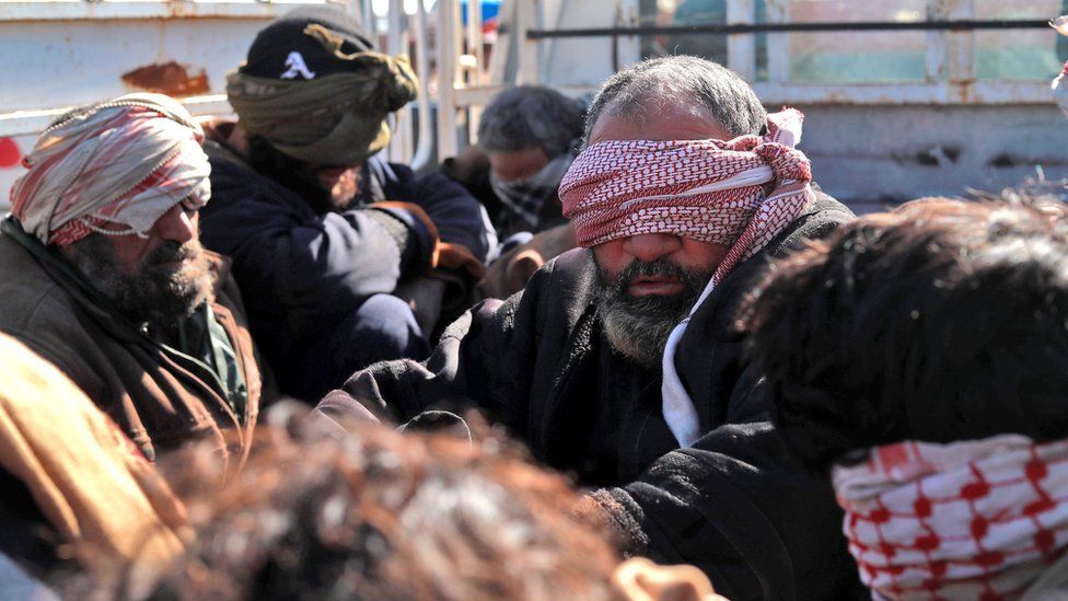 Suspected IS militants are detained by Kurdish-led forces near Baghuz, Syria (30 January 2019)