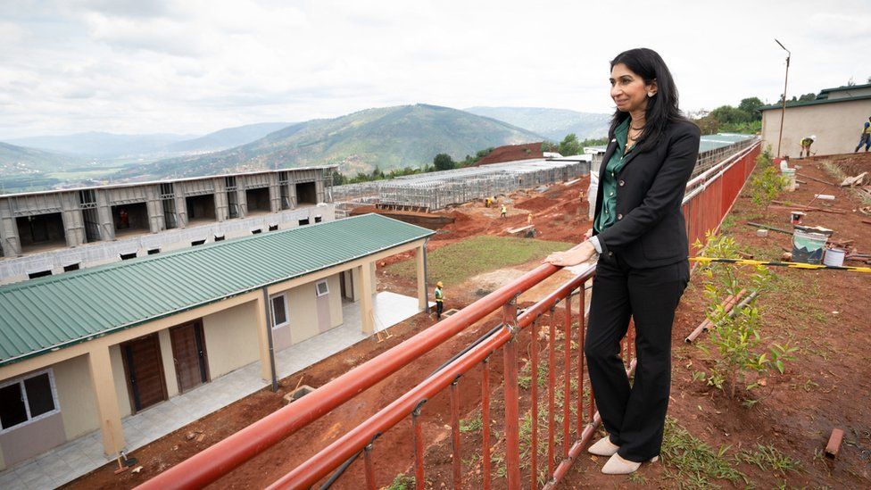 Il Ministro dell'Interno Suella Braverman visita un cantiere alla periferia di Kigali durante la sua visita in Ruanda, per vedere le case in costruzione che potrebbero eventualmente ospitare i migranti deportati dal Regno Unito.