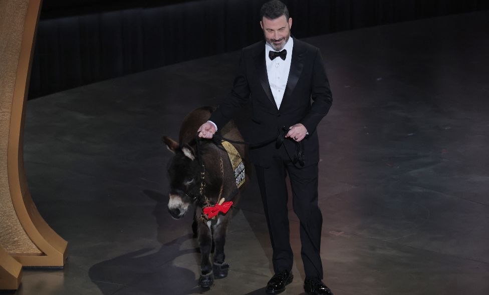 Người dẫn chương trình Jimmy Kimmel mang ra một con lừa trong chương trình trao giải Oscar tại Lễ trao giải Oscar lần thứ 95 ở Hollywood, Los Angeles, California, Hoa Kỳ, ngày 12 tháng 3 năm 2023