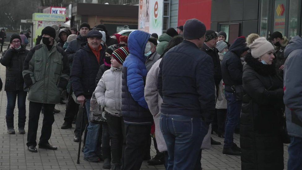 People queue in Kostyantynivka, Donbas