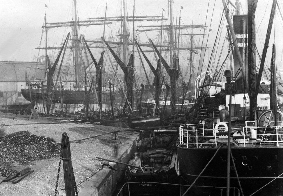 Ipswich docks Historical photographic archive put online BBC News