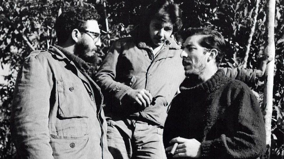 Fidel y Raúl Castro junto a Enrique Meneses