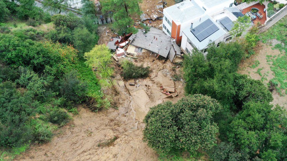 Un deslizamiento de lodo que choca contra una casa