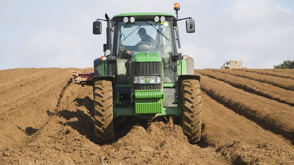 Granjero en tractor