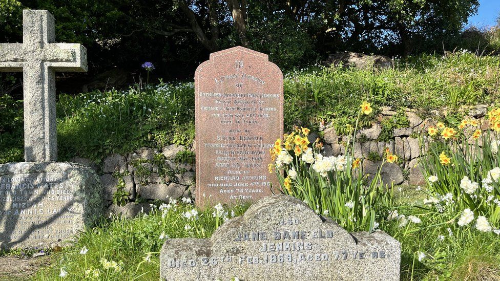 Isles of Scilly churchyard volunteers uncover buried tales BBC News