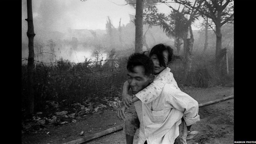 Teulu yn ffoi yn ystod brwydr Saigon 1968