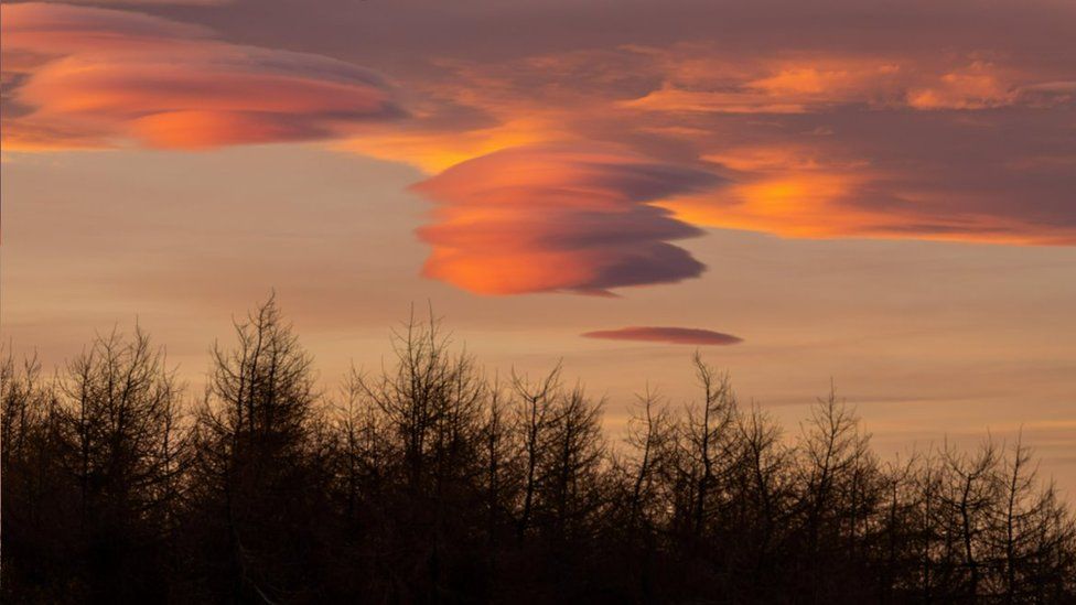 Formation of lens-shaped clouds at sunset