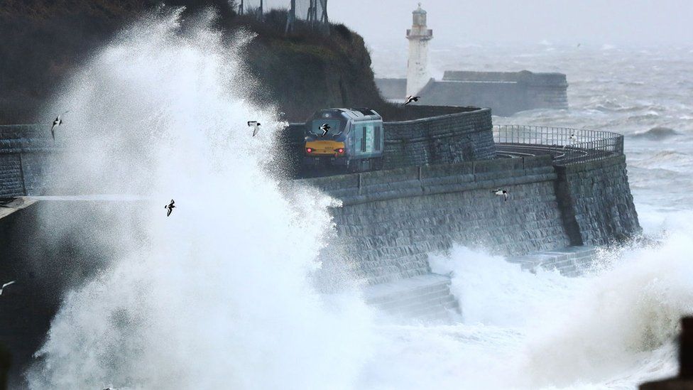 Winds close Forth Road Bridge and cut power to homes BBC News