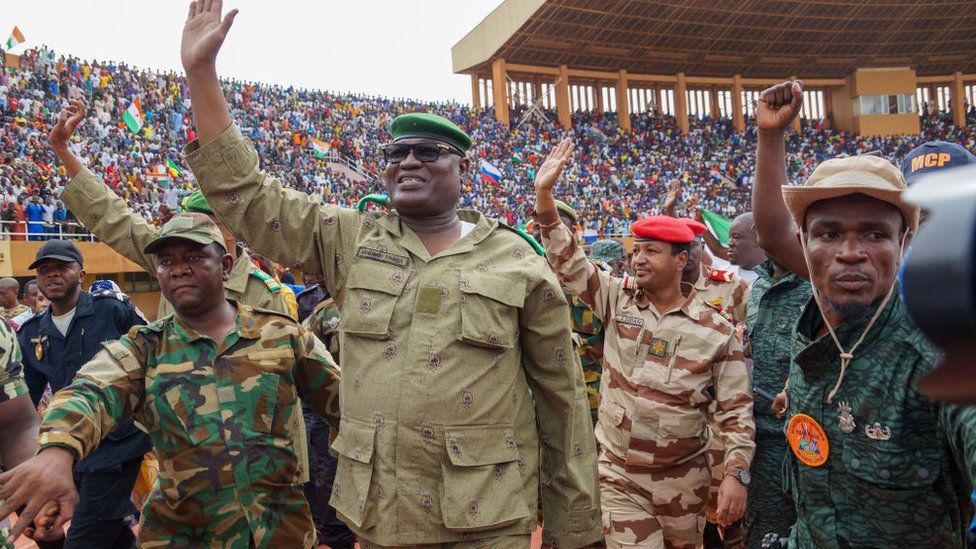 Мохамед Тумба, один из ведущих деятелей Национального совета защиты Отечества, присутствует на демонстрации сторонников переворота и приветствует их на стадионе в столице Нигера, Ниамее, 6 августа 2023 г.