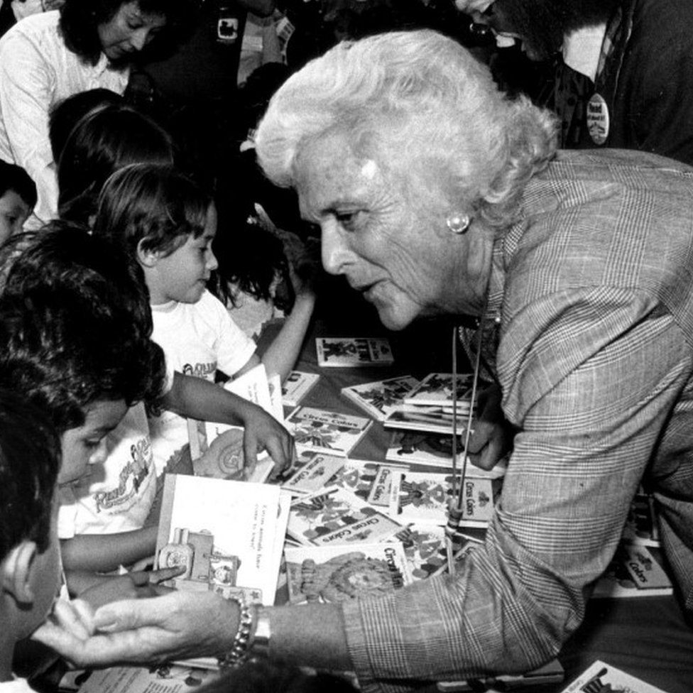 Barbara Bush with schoolchildren in 1986