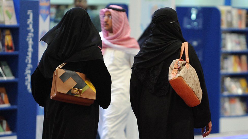 Women and a man at a book fair in Riyadh, Saudi Arabia (4 March 2014)