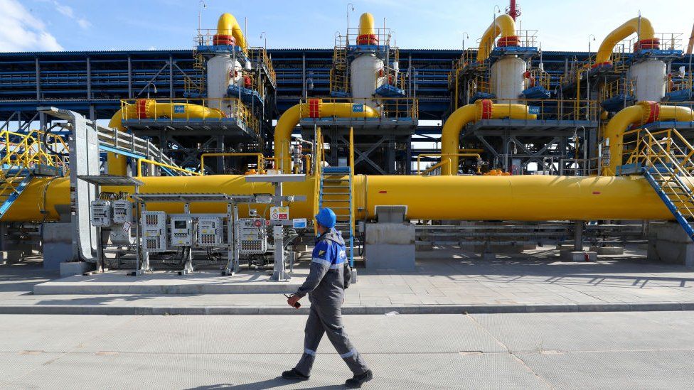 Një punëtor duke ecur pranë një objekti filtrimi dalës të një njësie për trajtimin e gazit në pikën fillestare të tubacionit të gazit natyror në det të hapur Nord Stream 2