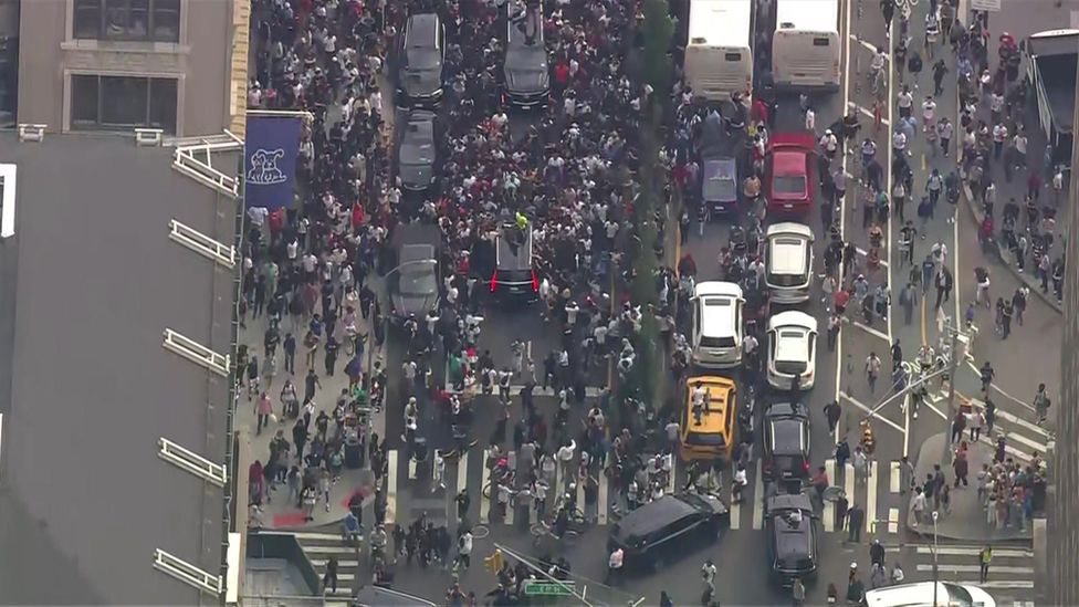 Chaotic crowd erupts outside NYC's Union Station