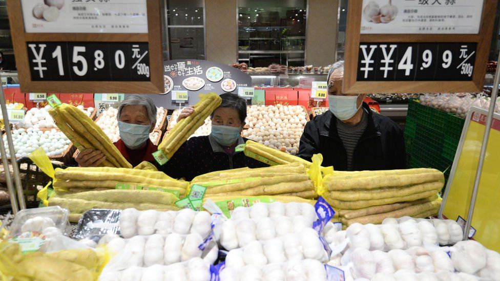 Chinese consumers buy vegetables