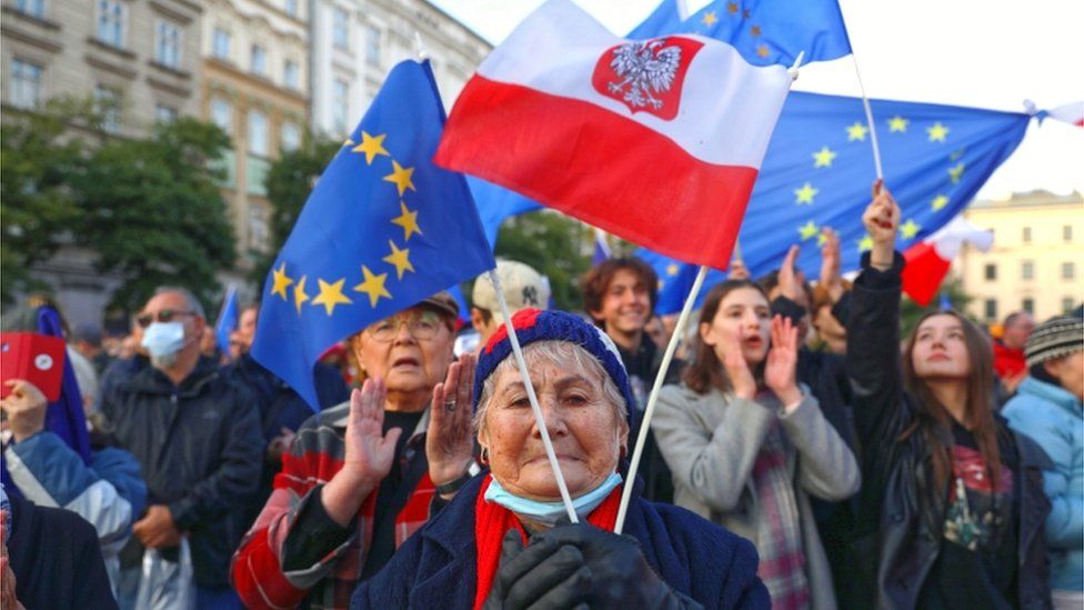 Люди принимают участие в акции протеста против решения Конституционного суда Польши и в поддержку ЕС на площади Сольны во Вроцлаве, Польша, 10 октября 2021 г.